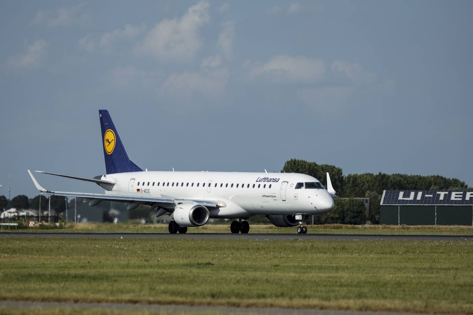 Preview Lufthansa D-AECE Embraer ERJ-190LR (4).jpg